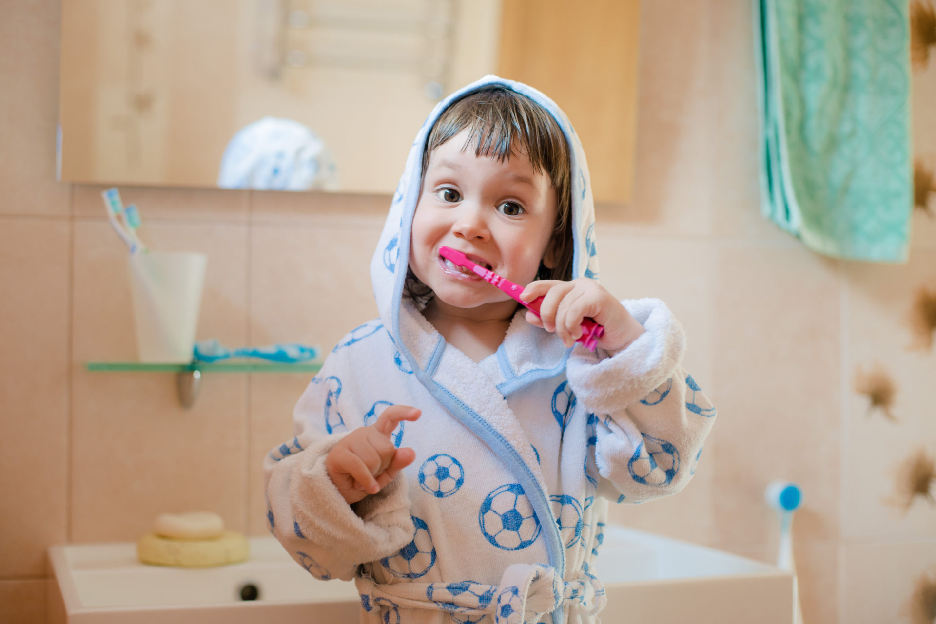 Mała dziewczynka myje zęby