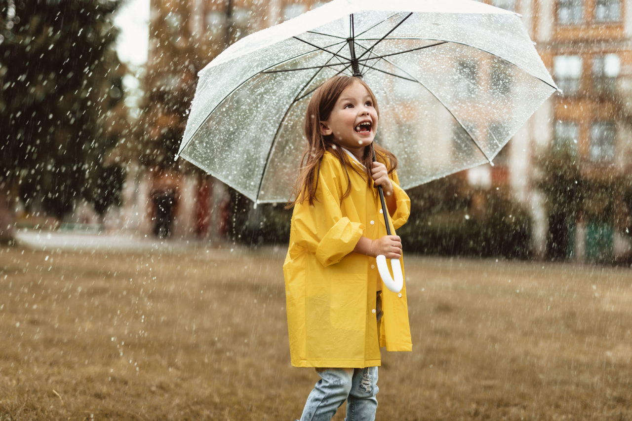 Dziewczynka pod parasolem